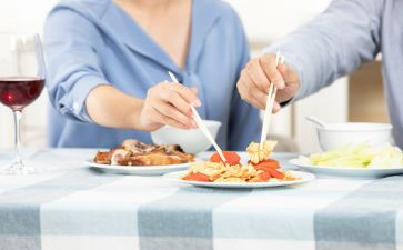 自己吃饭小班健康教案7篇
