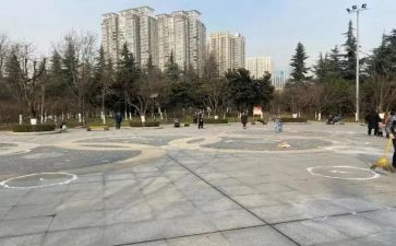 写市民广场的作文7篇